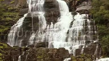 挪威瀑布谷。特温德福森瀑布是挪威最大、最高的瀑布，高152米